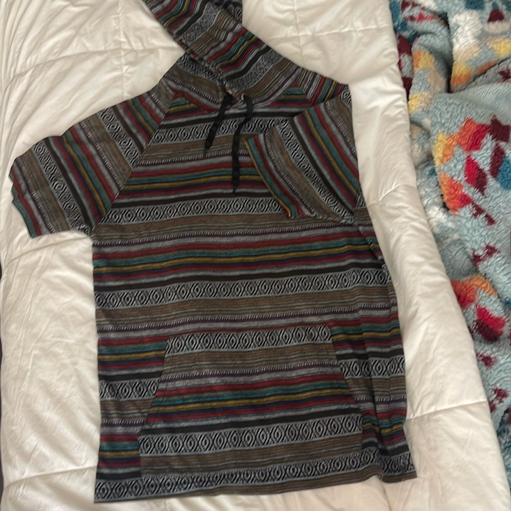 Short sleeve w hoodie & pockets